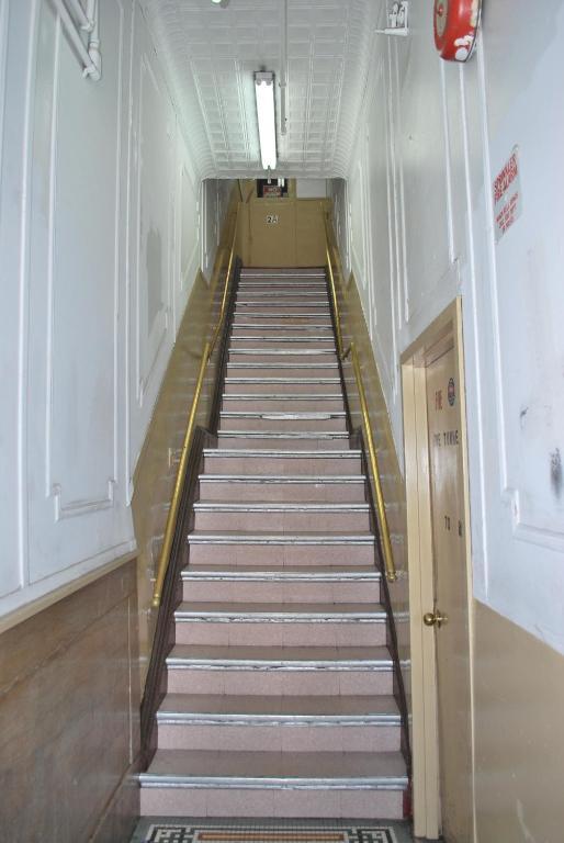 Bowery Grand Hostal *
